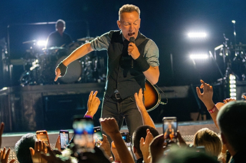 Bruce_Sringsteen_and_The_E_Street_Band_2025_admat_image_color_Credit_Rob_DeMartin